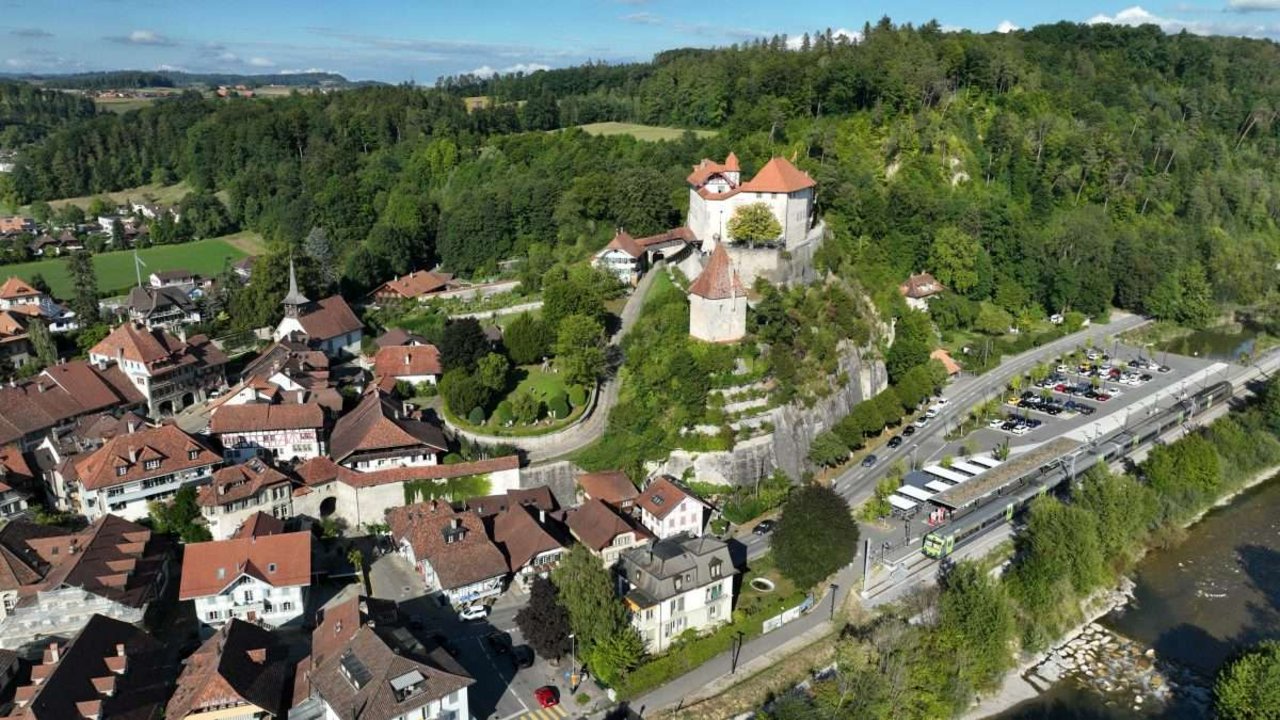 Luftaufnahme Stedtli Laupen mit Schloss