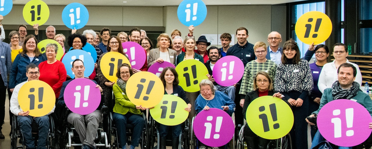 Gruppe Menschen mit und ohne Behinderung