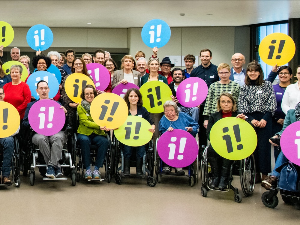 Gruppe Menschen mit und ohne Behinderung