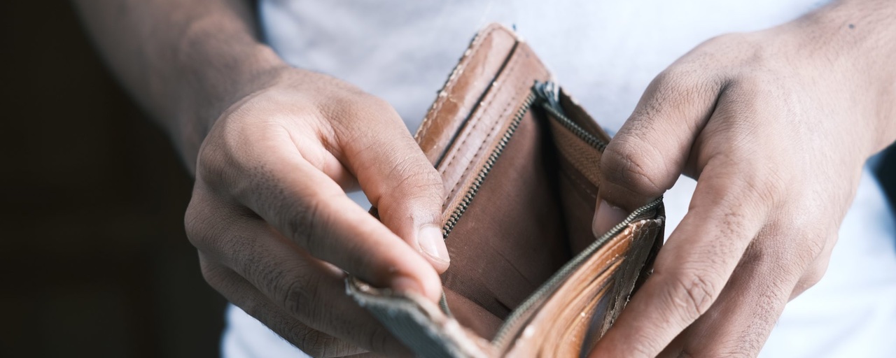Detailaufnahme, junger Mann zeigt sein leeres Portemonnaie