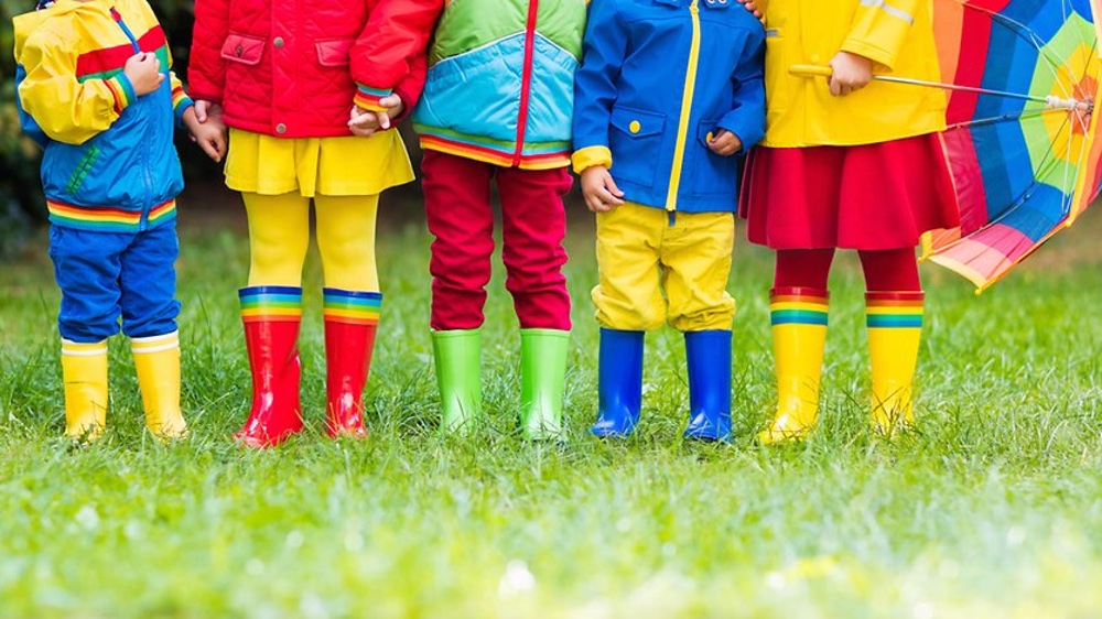 Kinder in bunter Regenkleidung