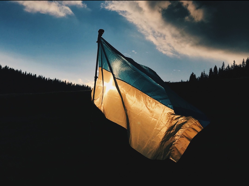 Ukrainische Flagge im Dämmerlicht